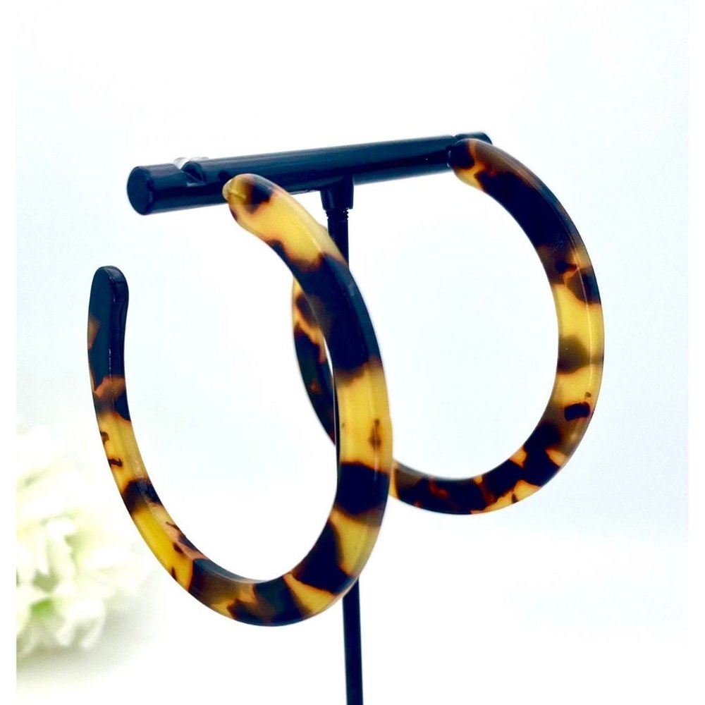 Tortoiseshell acrylic hoop earrings